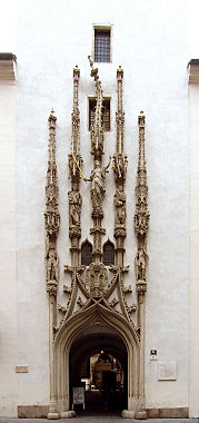 Das spätgotische Portal des alten Rathauses mit dem schiefen Türmchen in Brünn