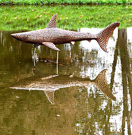 Kunstinstallation im Wehrgraben von Schloss Frauenberg in Hluboká nad Vltavou