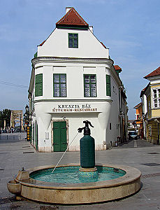 'Siphon-Brunnen' in der Altstadt von Győr