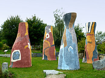 Bunte Skulpturen im Park des Staunens des Kunstmuseums Waldviertel
