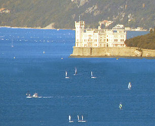 Bei guten Wetter erkennt man auch das ca. 7 km Luftlinie entfernte Schloss Miramare