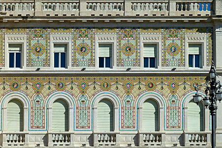 Detail aus der Fassade des vom Wiener Architekten Emil Artmann erbauten Regierungspalasts an der Piazza dell'Unità d'Italia