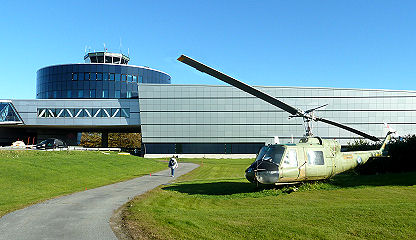 Hubschrauber vor dem Luftfahrtmuseum in Bodø