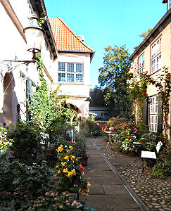 Liebevoll gestaltete Innenhöfe in den Altstadthäusern