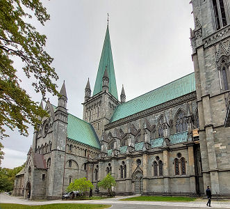 Der gotische Nidarosdom in Trondheim von der Seite gesehen