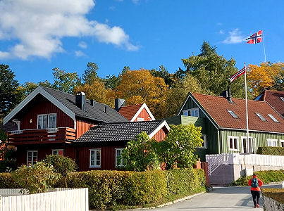 Typische Holzhäuschen am Fußweg hinauf zur Festung Kristiansten