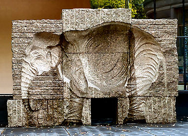 Große Elephantenskulptur beim Eingang des Ars-Nova-Museums in Turku