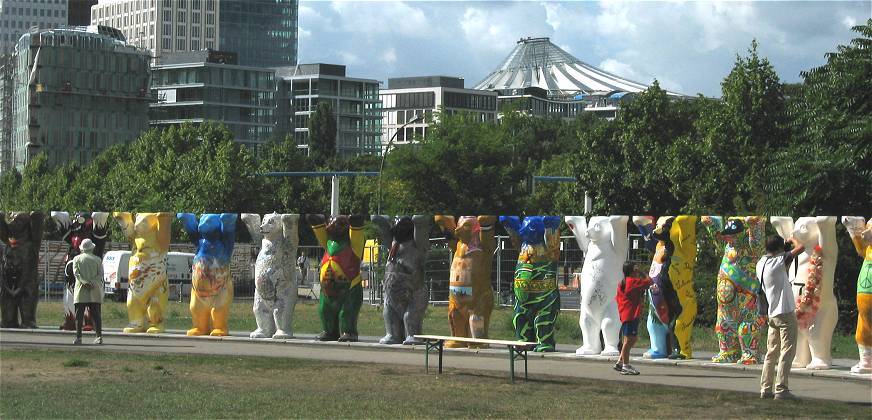 Der Kreis der Friedensb&auml;ren vor der Kulisse des Sony-Centers