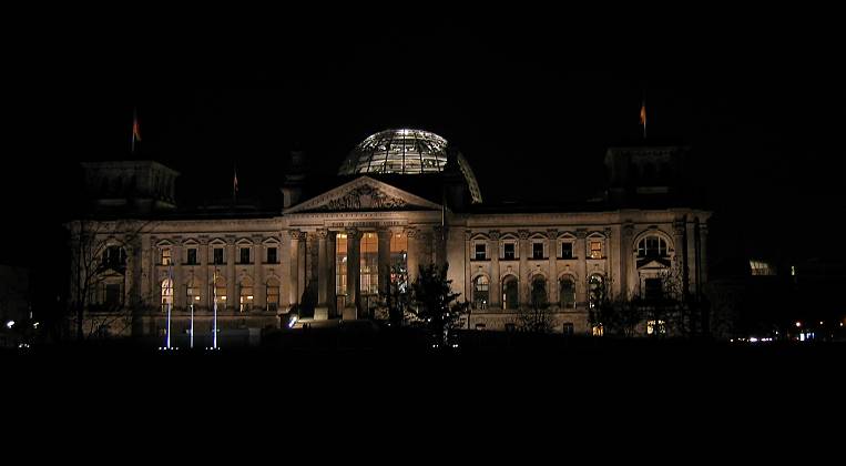 Der Reichstag bei Nacht mit beleuchteter Kuppel