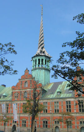 Die alten B�rse mit ihrem drachengeschm�ckten Turm 