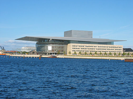 Die gerade erst er�ffnete neue Oper direkt am Hafen 