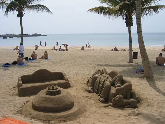 Sandskulptur am Strand in Arrecife