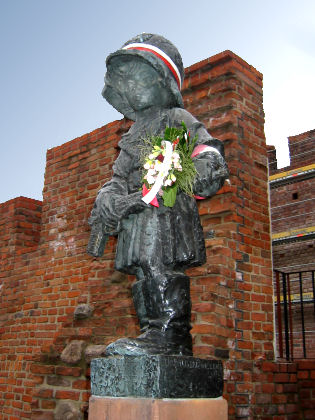 Denkmal des "kleinen Aufst�ndischen" - ersch�tternde Kriegserinnerung 