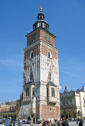 Der Uhrturm im historischen Zentrum von Krakau 