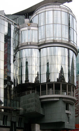 Das Haas-Haus am Stefansplatz, moderne Architektur neben gotischen Sch&auml;tzen