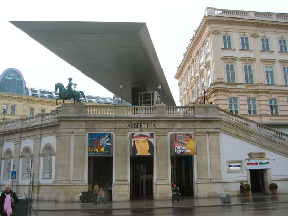 Moderner Eingangsbereich der altehrw&uuml;rdigen graphischen Sammlung 'Albertina'